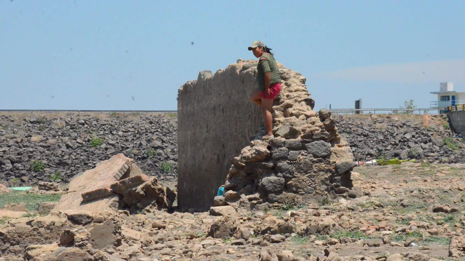 Habitantes buscan evitar daños en las rocas que se preservan del templo. Luis Luévanos. El Sol de San Juan del Río.